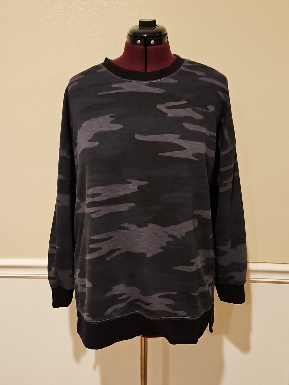 Old Navy Women's Green and Gray Camo Crewneck Sweatshirt